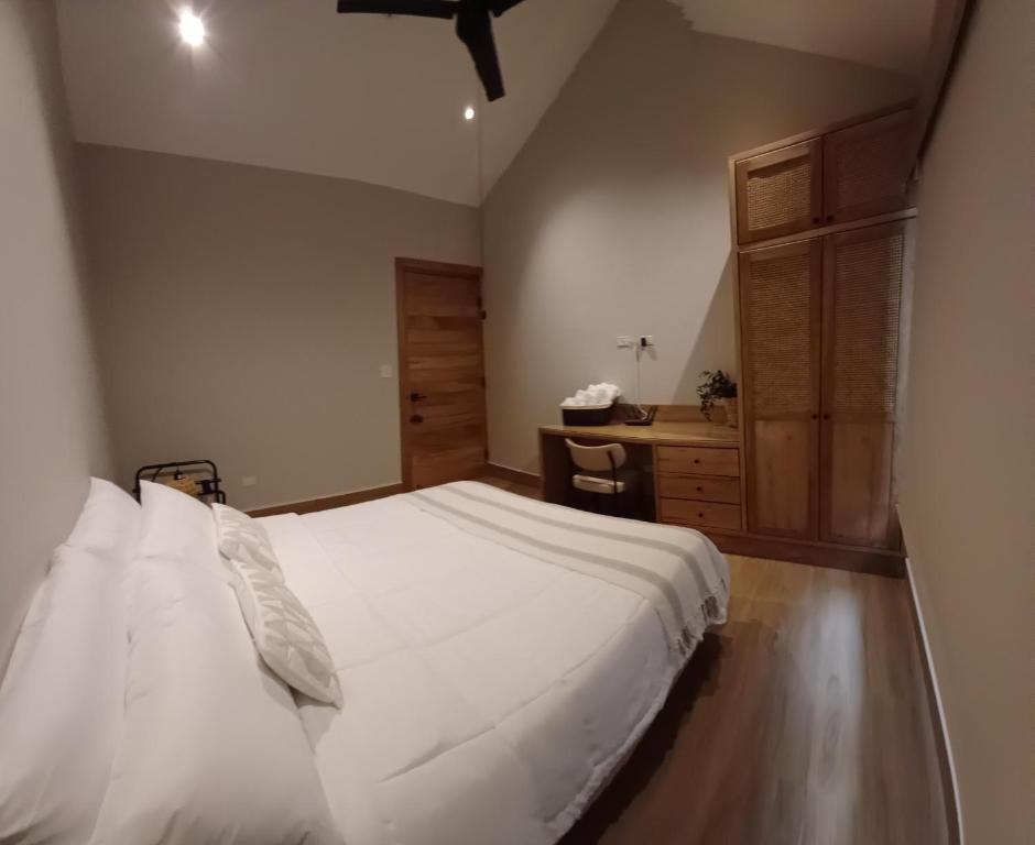 Postel nebo postele na pokoji v ubytování Retreat Boquete Cabins