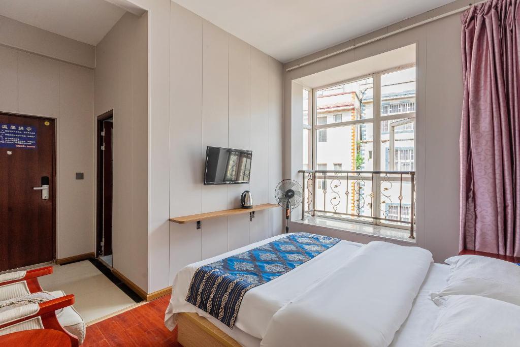Postel nebo postele na pokoji v ubytování Kunming Panju Hotel Changshui Airport Branch
