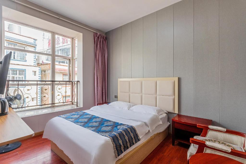 Postel nebo postele na pokoji v ubytování Kunming Panju Hotel Changshui Airport Branch
