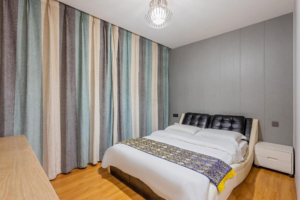 Postel nebo postele na pokoji v ubytování Kunming Panju Hotel Changshui Airport Branch