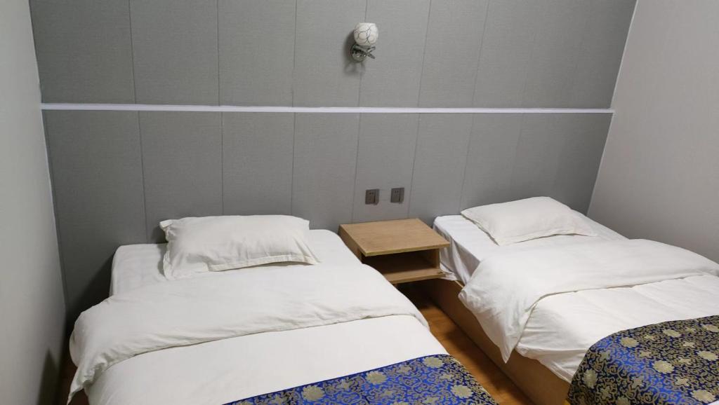 Postel nebo postele na pokoji v ubytování Kunming Panju Hotel Changshui Airport Branch