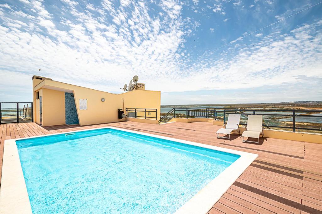 una piscina en la terraza de una casa en BeGuest Olhão Ria Formosa View, en Olhão