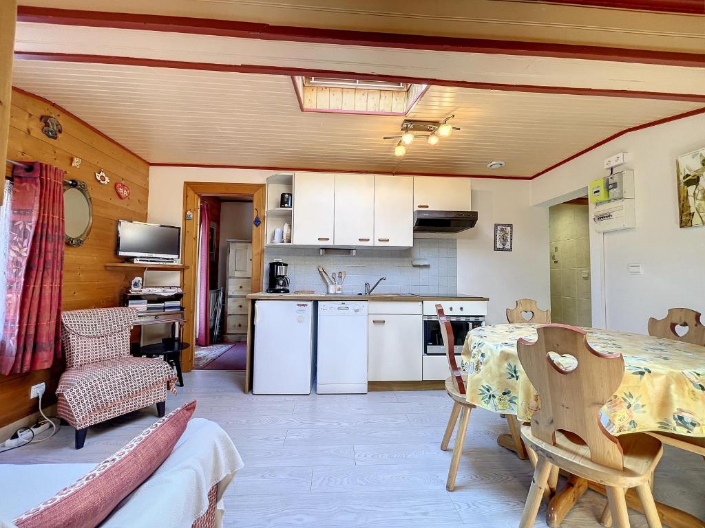 une cuisine et une salle à manger avec une table et des chaises dans l'établissement Clos 24 - appartement - 5 pers - proche centre, aux Gets