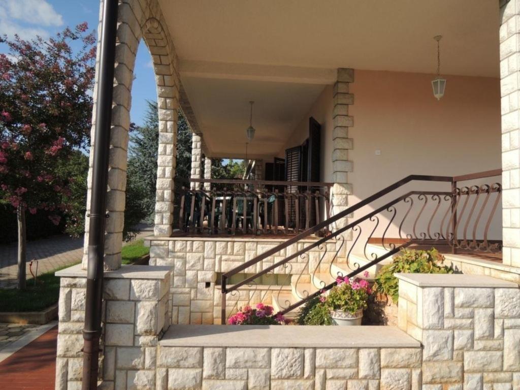schody prowadzące do domu z kwiatami w obiekcie Ferienwohnung Rosmarin Porec w Poreču