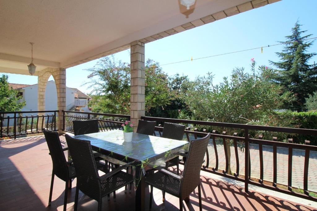 Balkon lub taras w obiekcie Ferienwohnung Rosmarin Porec