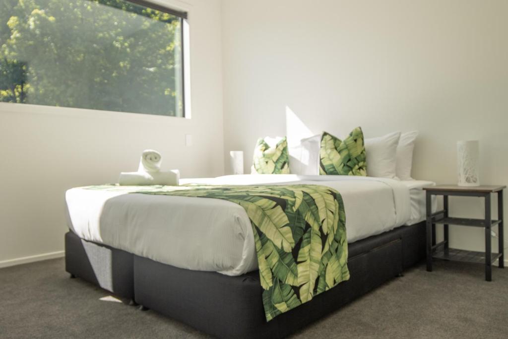 Ein Bett oder Betten in einem Zimmer der Unterkunft 1Queenstown - Stunning Lake and Mountain Views