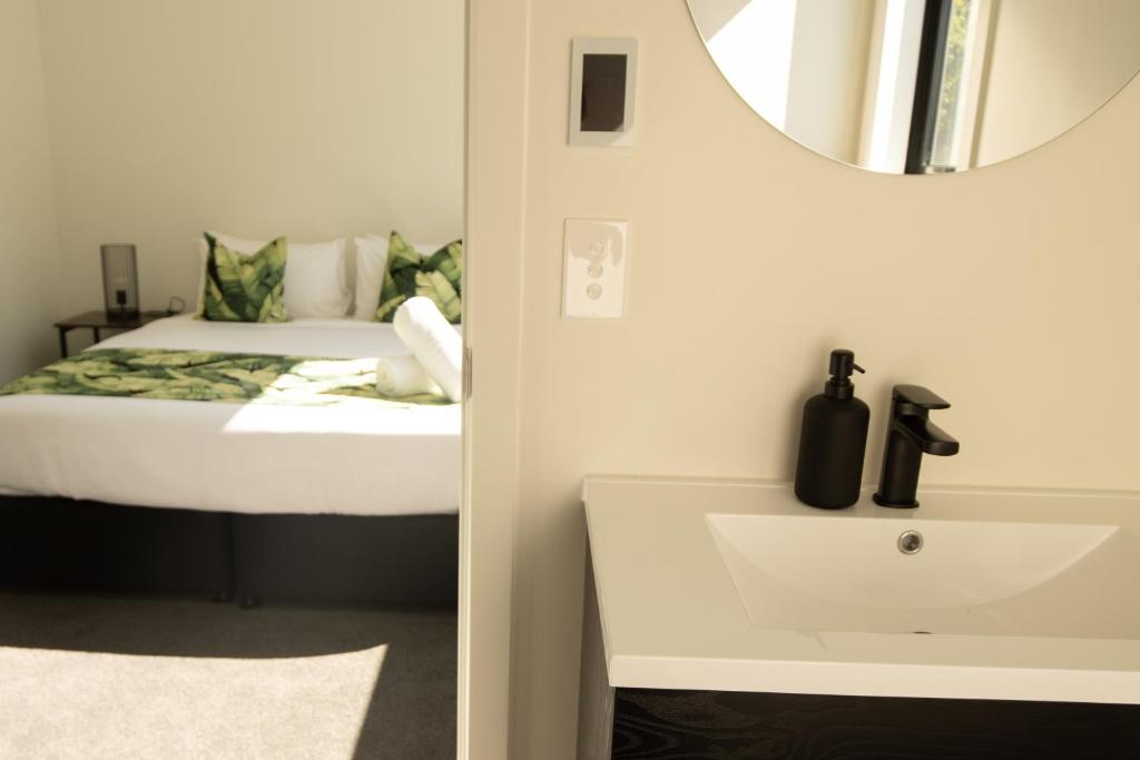 Ein Bett oder Betten in einem Zimmer der Unterkunft 1Queenstown - Stunning Lake and Mountain Views