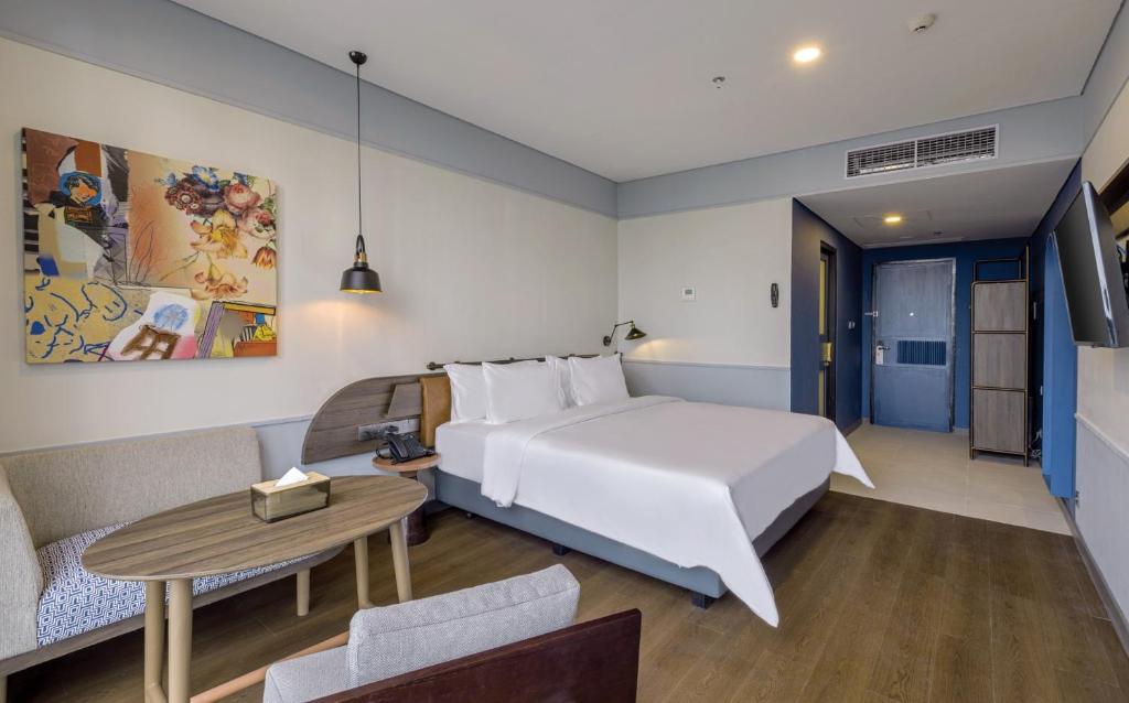 Postel nebo postele na pokoji v ubytování ARTOTEL Hub Simpang Temu Jakarta