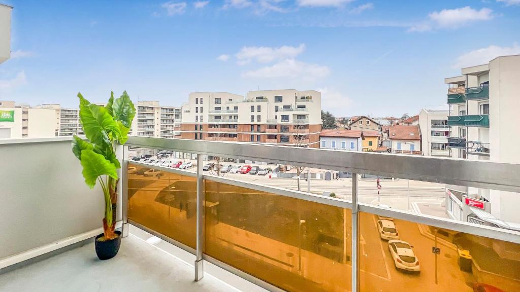 Balkón alebo terasa v ubytovaní HOMEY MARBLE - Au pied du Tram / Proche centre / Balcon privé / Wifi gratuit