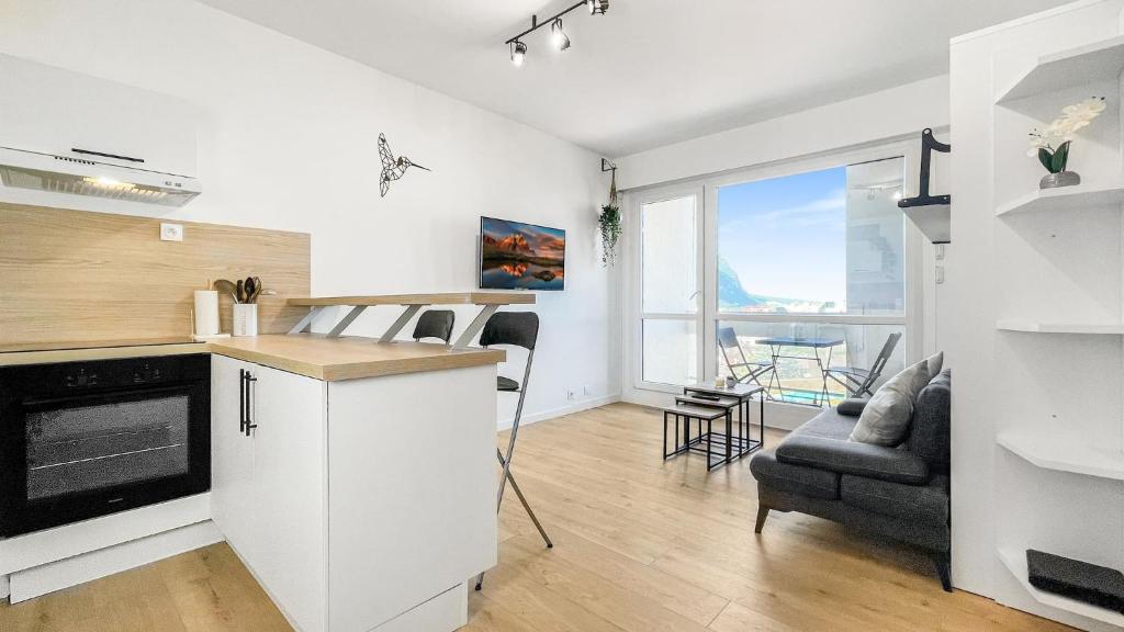 kuchnia i salon z widokiem na ocean w obiekcie HOMEY COLIBRI - New / Free parking/ Proche Gare Annemasse / Aux portes de GenèveGenève w mieście Annemasse