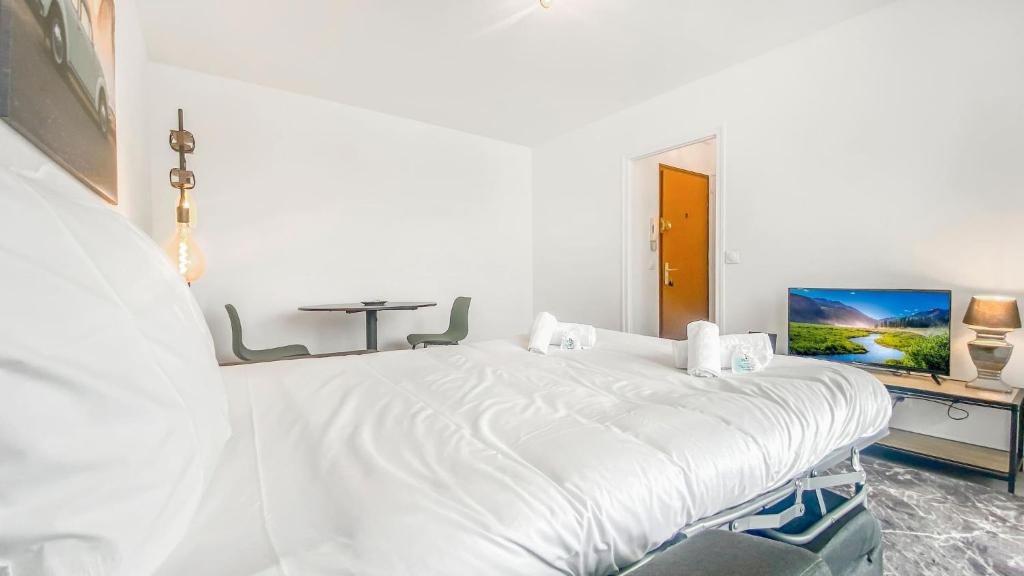 Posteľ alebo postele v izbe v ubytovaní HOMEY MARBLE - Au pied du Tram / Proche centre / Balcon privé / Wifi gratuit