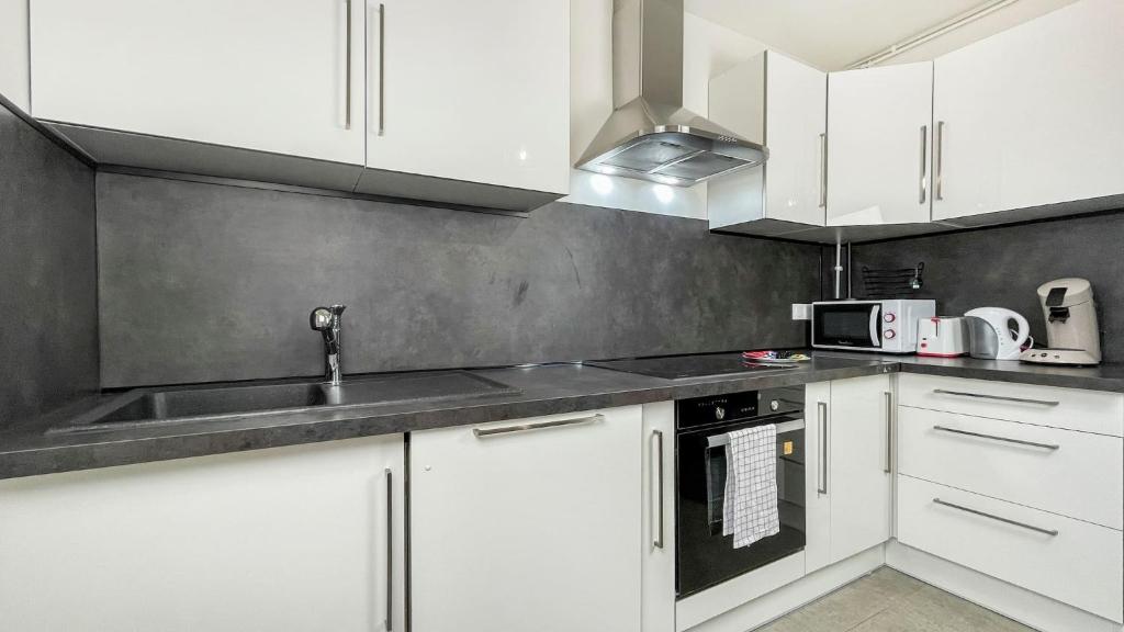 Kuchyňa alebo kuchynka v ubytovaní HOMEY LA COLOC MUGI - Colocation haut de gamme - Chambres privées - Balcon - Wifi et Netflix - Proche transports commun