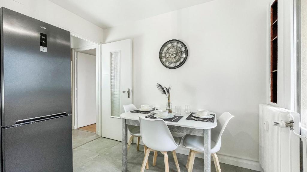 Kuchyňa alebo kuchynka v ubytovaní HOMEY LA COLOC MUGI - Colocation haut de gamme - Chambres privées - Balcon - Wifi et Netflix - Proche transports commun