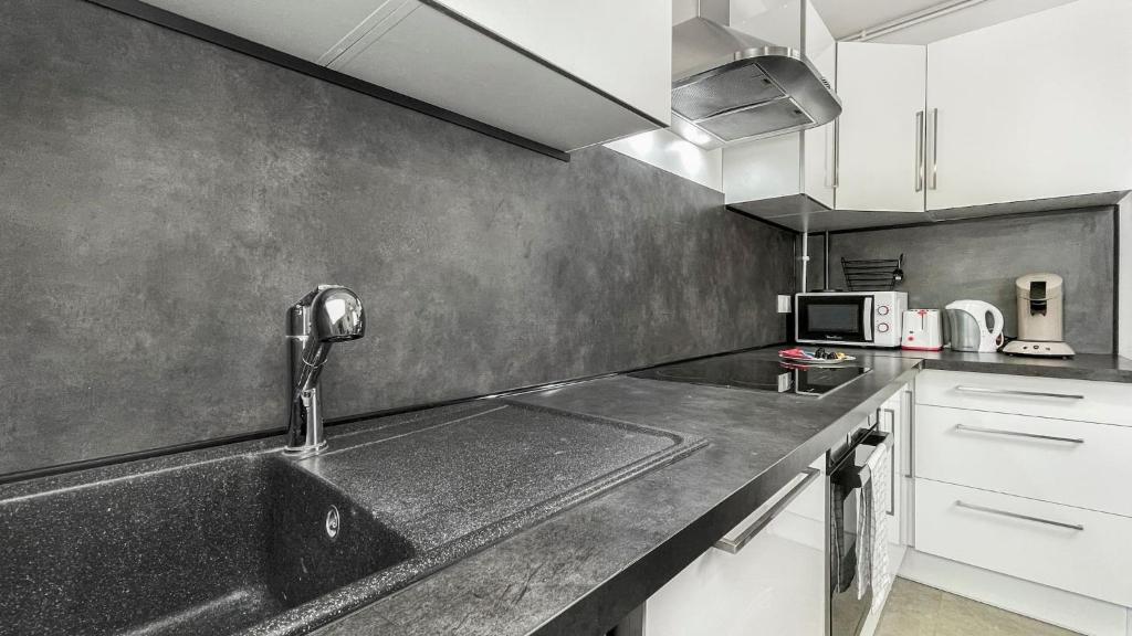 Kuchyňa alebo kuchynka v ubytovaní HOMEY LA COLOC MUGI - Colocation haut de gamme - Chambres privées - Balcon - Wifi et Netflix - Proche transports commun