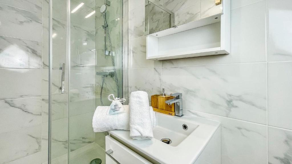 Kúpeľňa v ubytovaní HOMEY LA COLOC MUGI - Colocation haut de gamme - Chambres privées - Balcon - Wifi et Netflix - Proche transports commun