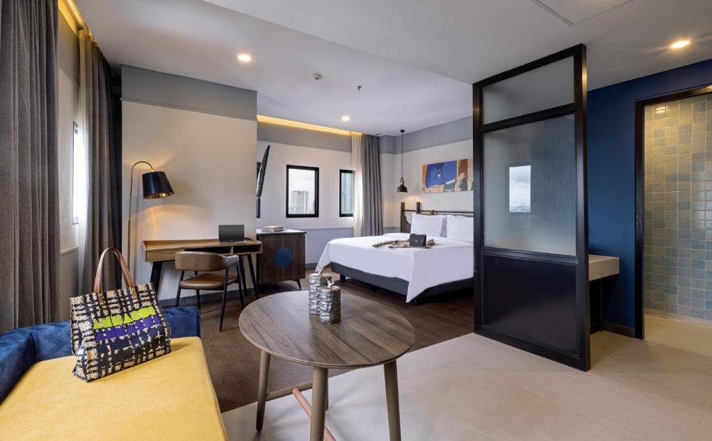 Postel nebo postele na pokoji v ubytování ARTOTEL Hub Simpang Temu Jakarta