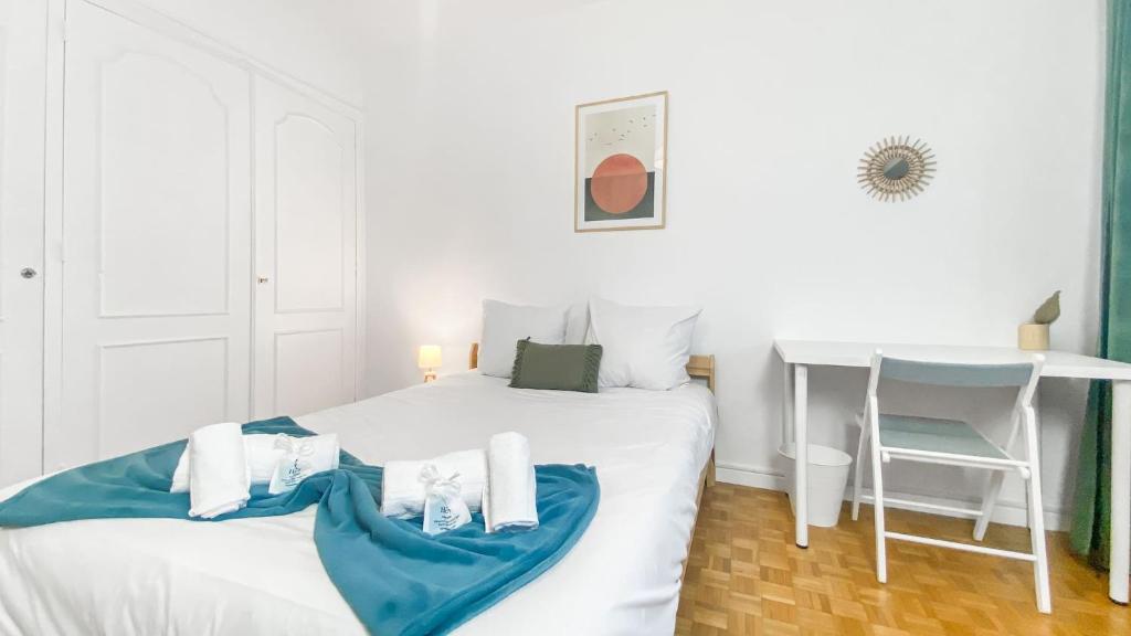 Posteľ alebo postele v izbe v ubytovaní HOMEY LA COLOC BRILLANT - Colocation haut de gamme de 3 chambres uniques et privées / Proche centre-ville et transports en commun / Balcons / Wifi gratuit