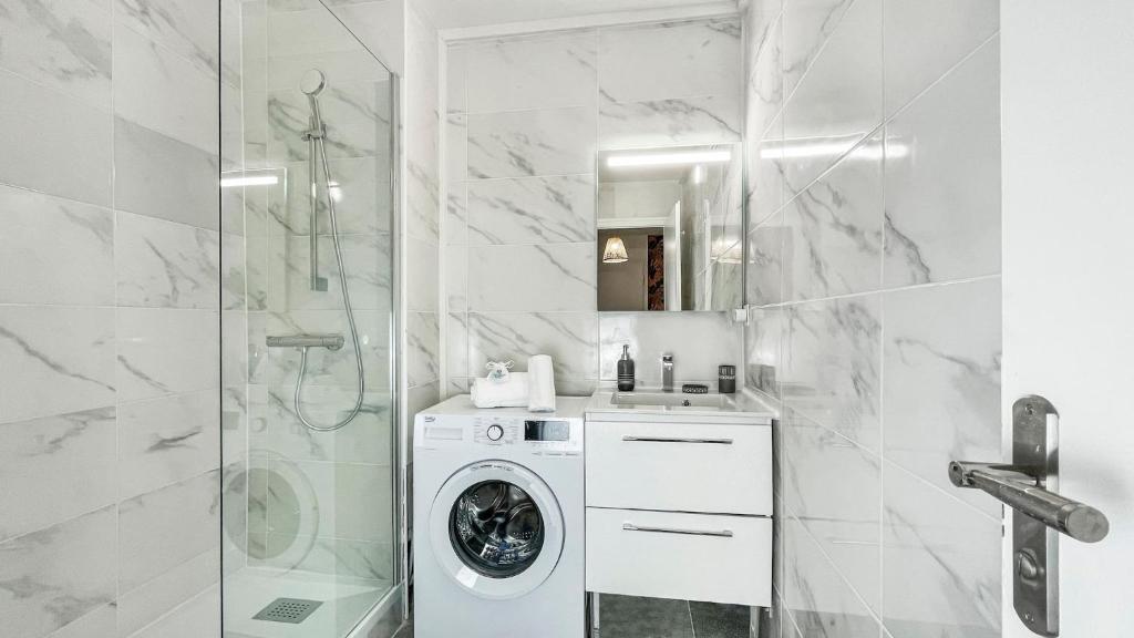 Kúpeľňa v ubytovaní HOMEY LA COLOC MUGI - Colocation haut de gamme - Chambres privées - Balcon - Wifi et Netflix - Proche transports commun