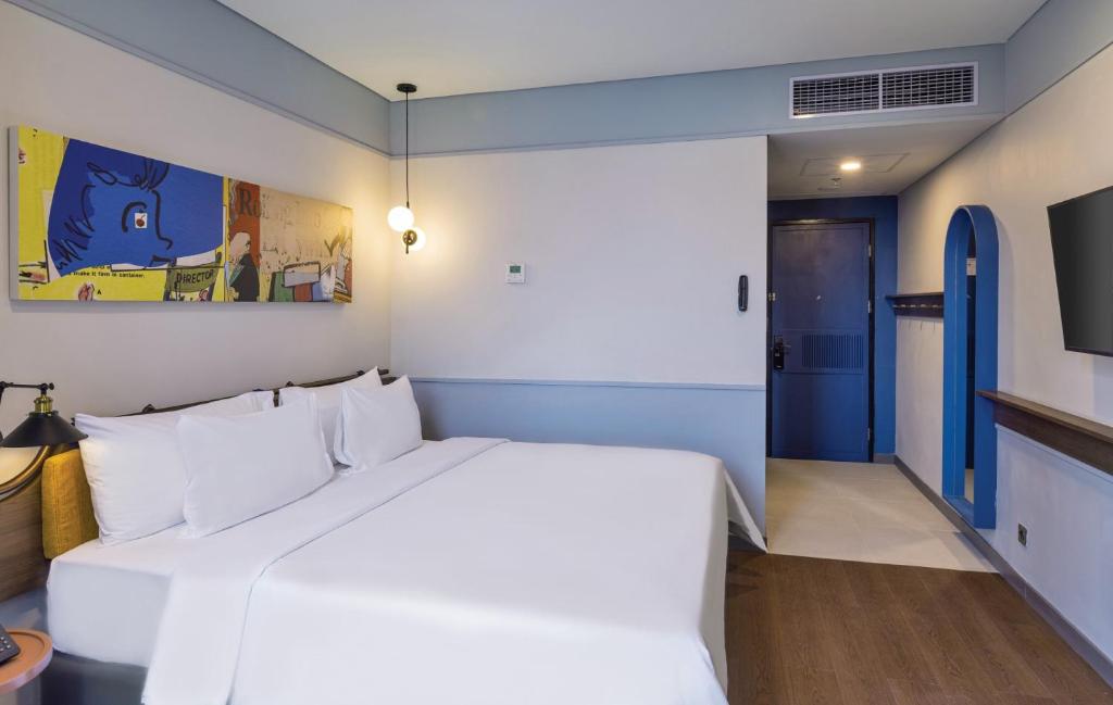 Postel nebo postele na pokoji v ubytování ARTOTEL Hub Simpang Temu Jakarta