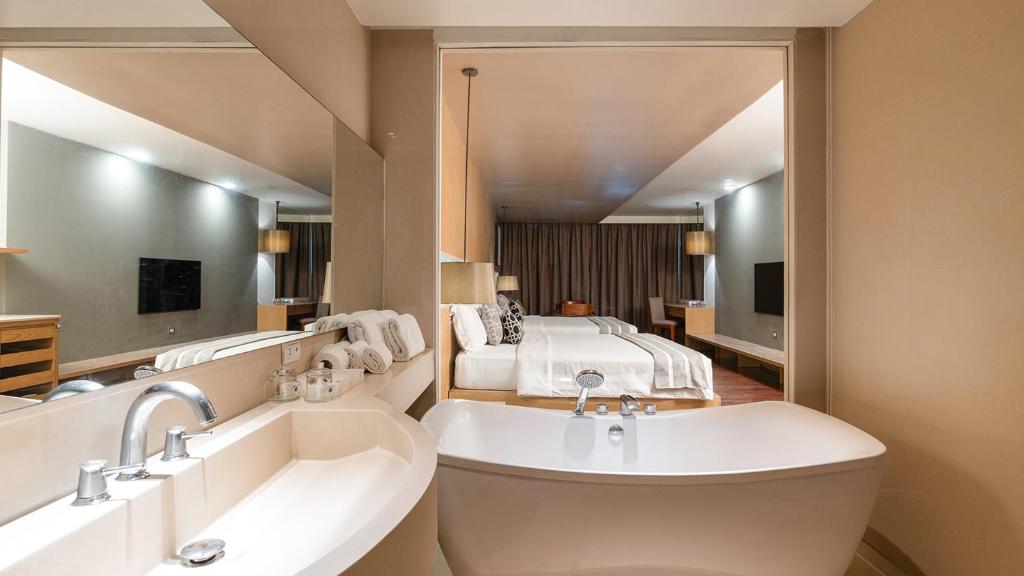 Phuket Graceland Resort and Spa - 16