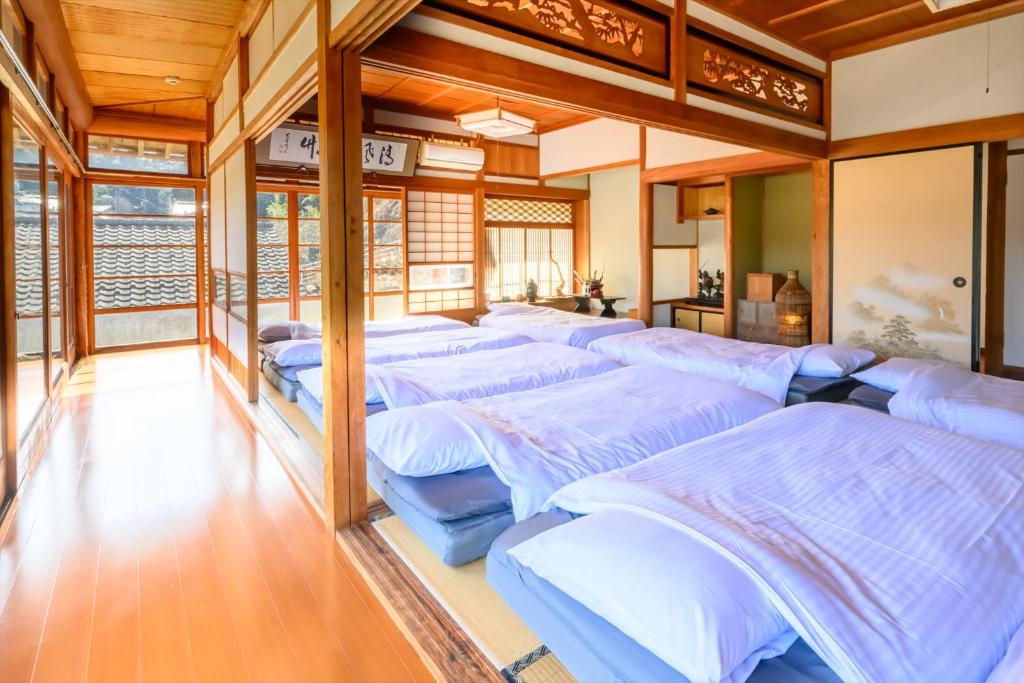 Postel nebo postele na pokoji v ubytování 玉造和暖 WaDan 島根県玉造温泉街に佇む和の趣あふれる古民家旅館 supported by COCOSTAY