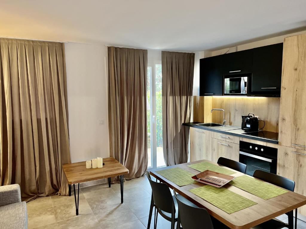 Kuchyňa alebo kuchynka v ubytovaní Résidence hôtelière les hameaux de saint cyprien appartement 35 M2 1 chambre