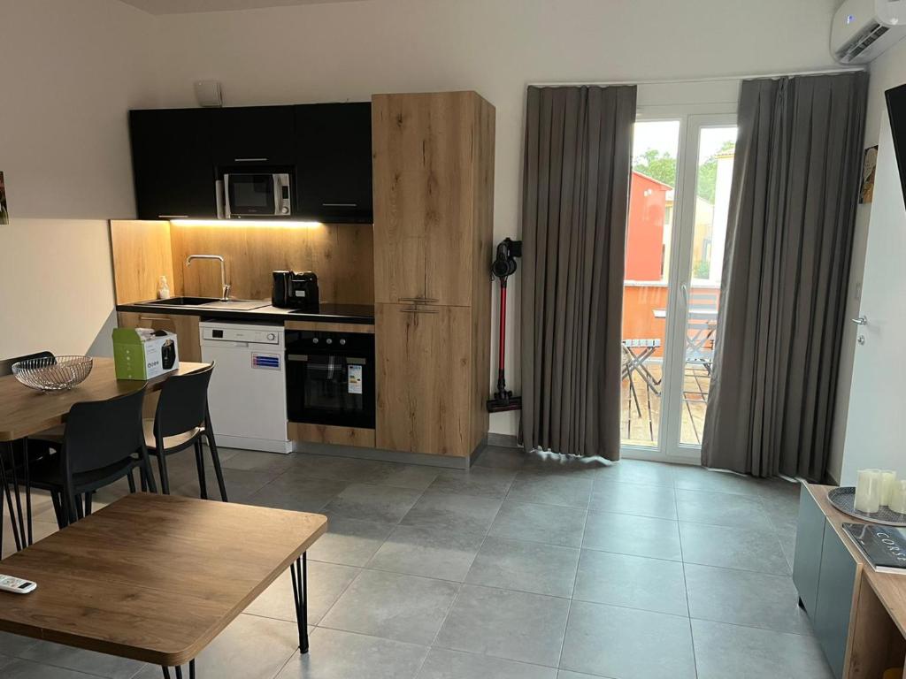 Kuchyňa alebo kuchynka v ubytovaní Résidence hôtelière les hameaux de saint cyprien appartement 35 M2 1 chambre