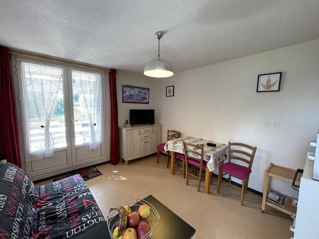 un salon avec une table et une salle à manger dans l'établissement Coquet studio avec terrasse au Lioran, animaux admis - FR-1-787-119, à Laveissière