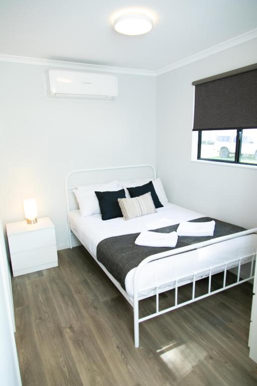 Postel nebo postele na pokoji v ubytování BIG4 Warwick Holiday Park