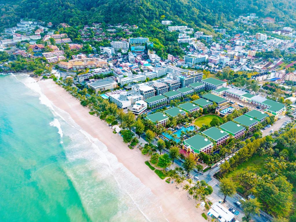 eine Luftansicht eines Resorts am Strand in der Unterkunft Phuket Graceland Resort and Spa in Patong Beach