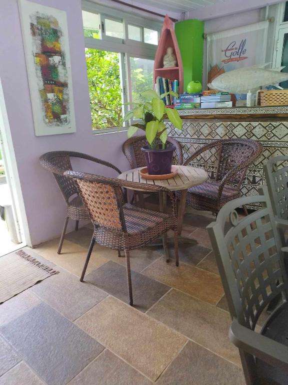 Posezení v ubytování Chambre d'hôtes avec piscine petit déjeuner offert