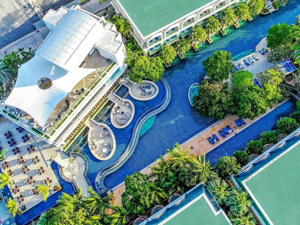 Bazén v ubytování Phuket Graceland Resort and Spa nebo v jeho okolí