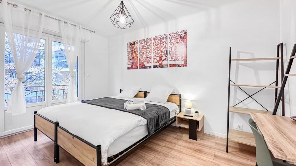 une chambre blanche avec un lit et une fenêtre dans l'établissement COLOC PASTEUR - Belle colocation de 3 chambres - Hypercentre - Proche Gare et Tram - Wifi gratuit, à Annemasse