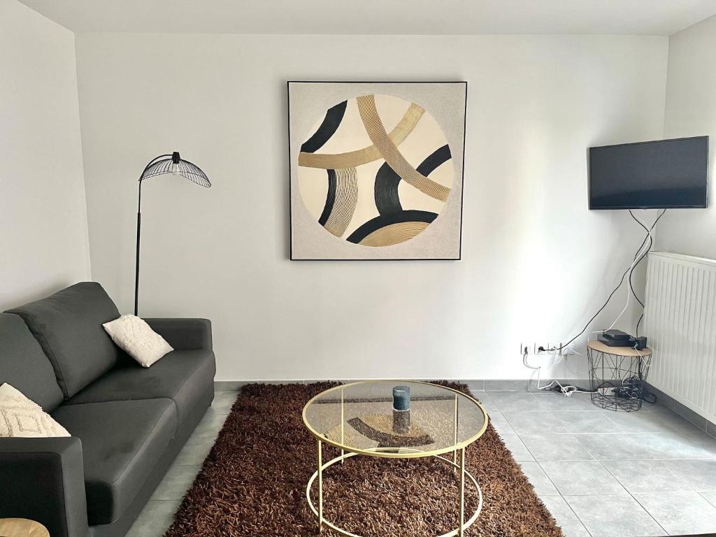 un salon avec un canapé et une table dans l'établissement M12 Marquer joli studio, à Annemasse