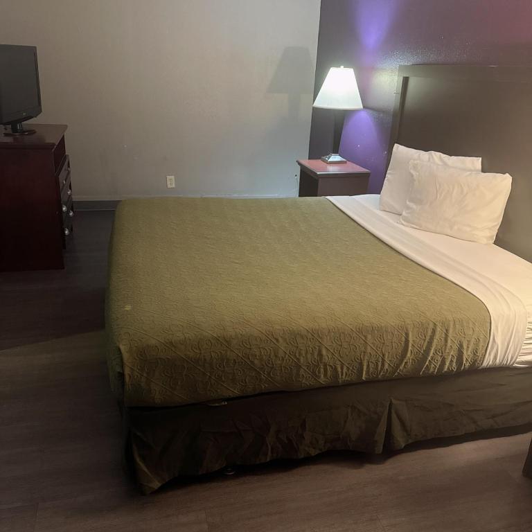 Un pat sau paturi într-o cameră la Deluxe inn