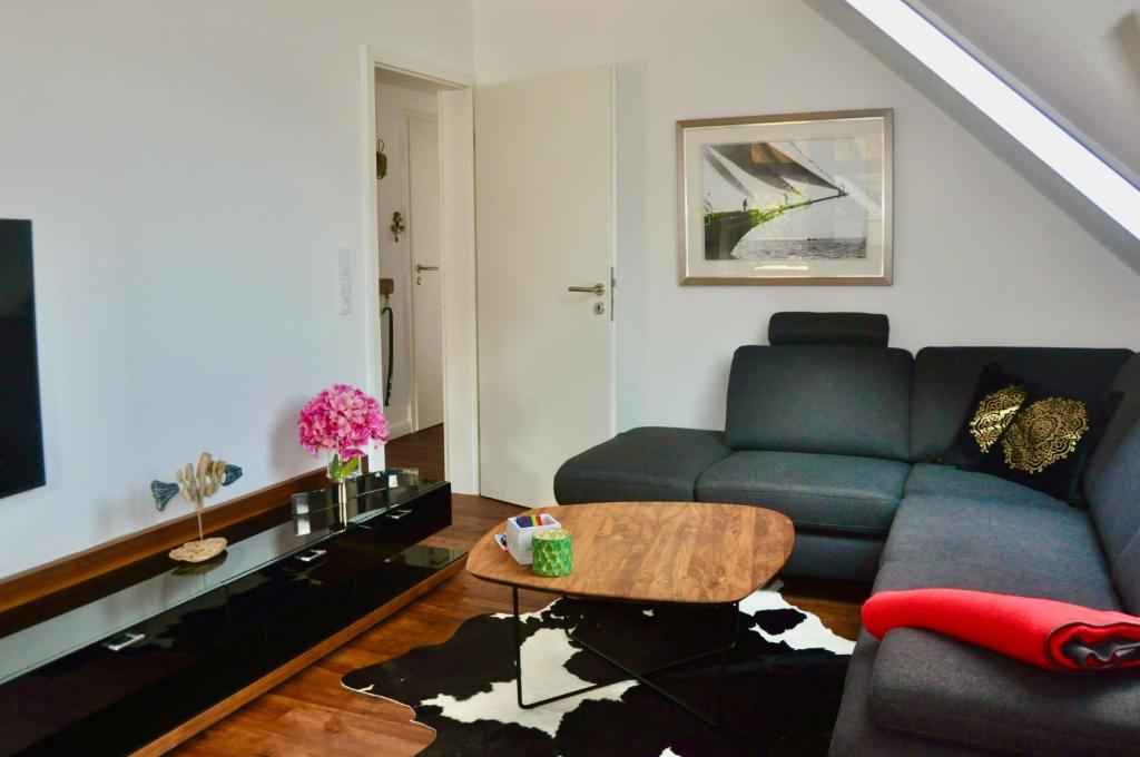 un salon avec un canapé et une table dans l'établissement Am Alten Leuchtfeuer, à Eckernförde