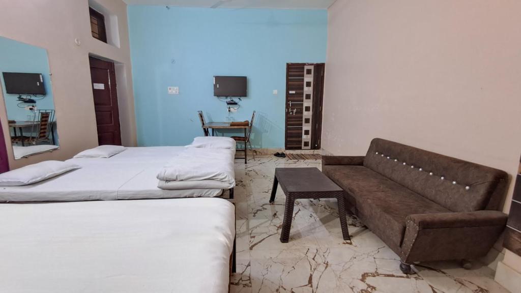Postel nebo postele na pokoji v ubytování LD Guest House, Ayodhya
