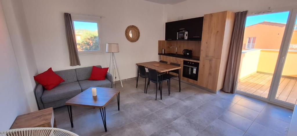 Kuchyňa alebo kuchynka v ubytovaní Résidence hôtelière les hameaux de saint cyprien appartement 35 M2 1 chambre
