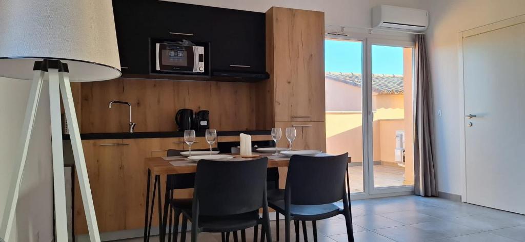 Kuchyňa alebo kuchynka v ubytovaní Résidence hôtelière les hameaux de saint cyprien appartement 35 M2 1 chambre