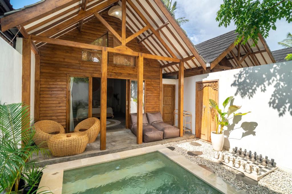 una casa con piscina nel cortile posteriore di Saltwater Villa And Spa a Gili Trawangan