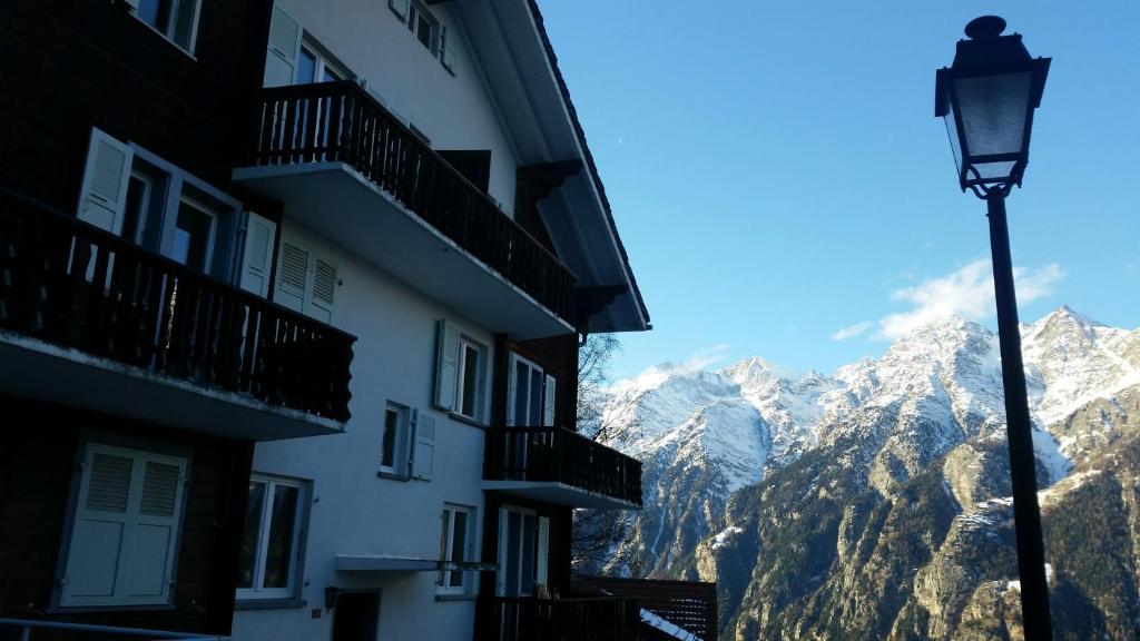 グレヘンにあるChalet Mutzの雪山の建物の隣の通り灯