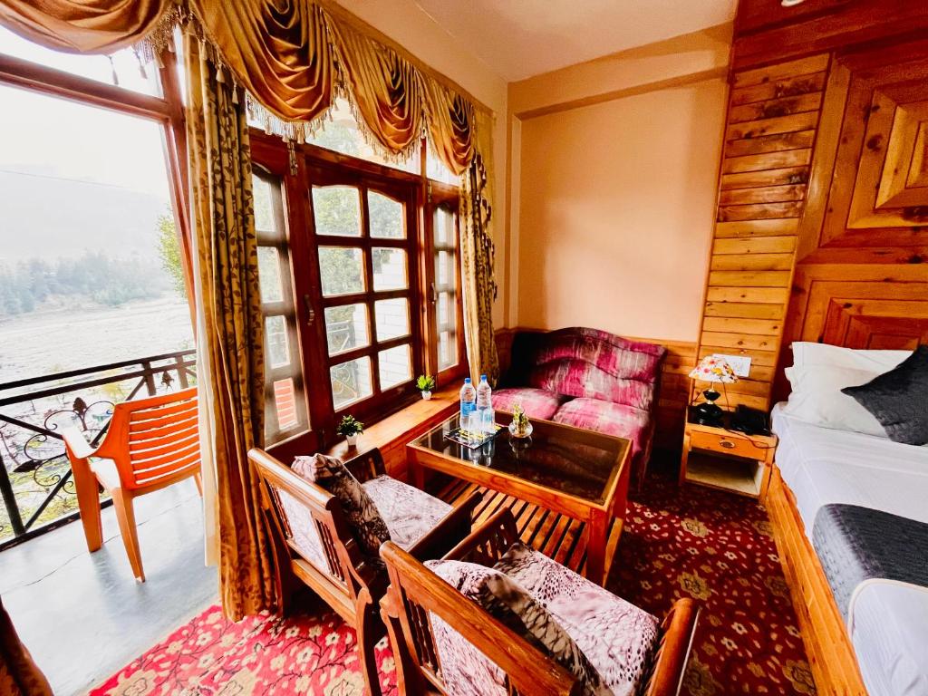 Posezení v ubytování Snow Clad Riverview Hotel & Resort, Manali