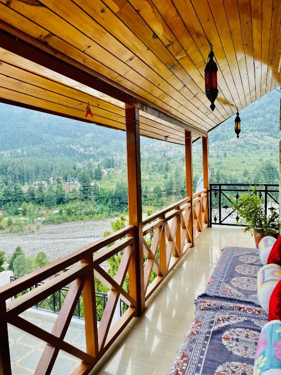 Balkón nebo terasa v ubytování Snow Clad Riverview Hotel & Resort, Manali