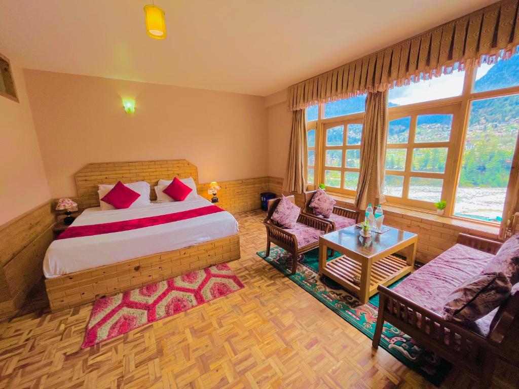 Postel nebo postele na pokoji v ubytování Snow Clad Riverview Hotel & Resort, Manali