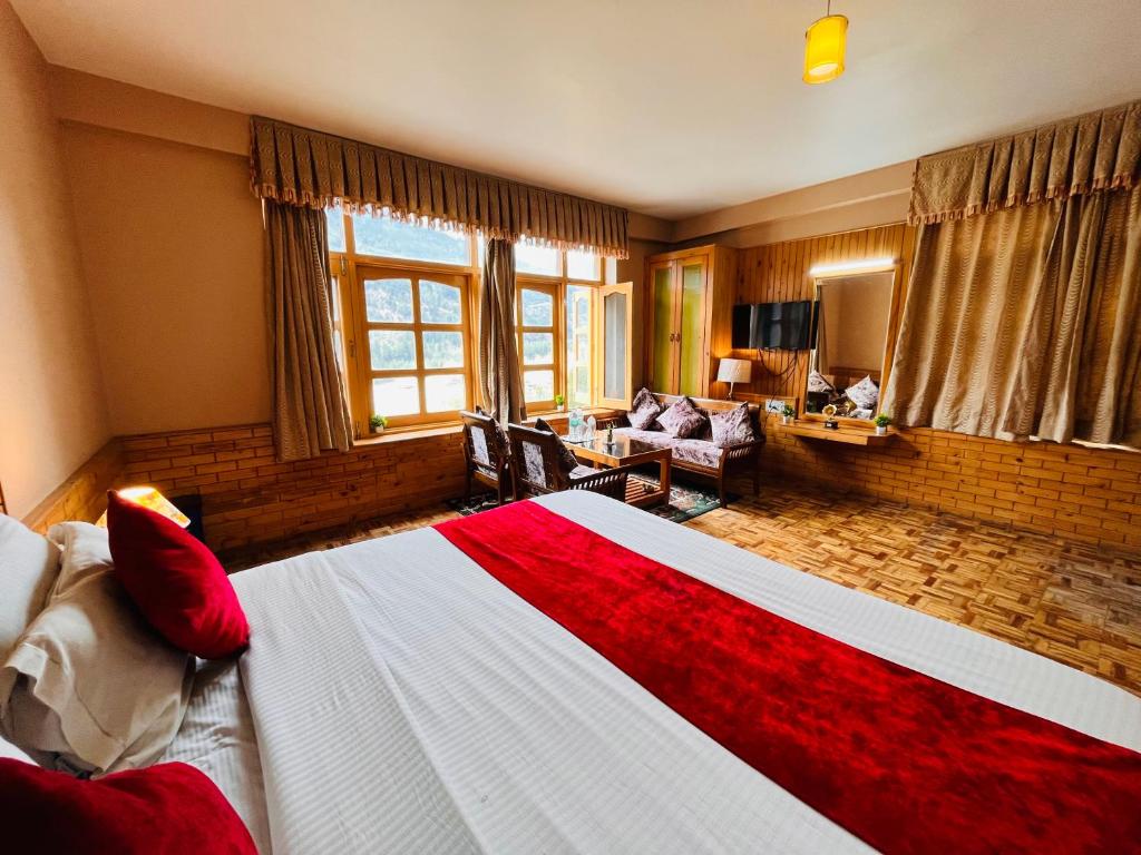 Postel nebo postele na pokoji v ubytování Snow Clad Riverview Hotel & Resort, Manali