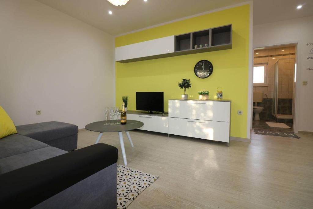 TV a/nebo společenská místnost v ubytování Bungalow Melisa 7