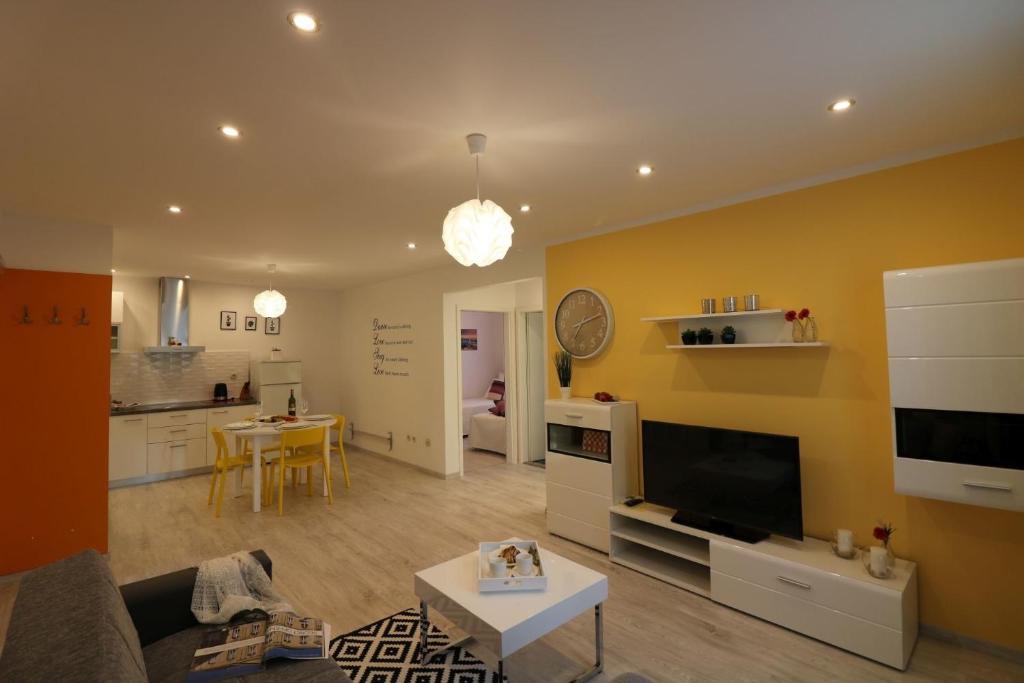 Telewizja i/lub zestaw kina domowego w obiekcie Residence Lorena Bungalow Lavanda 1