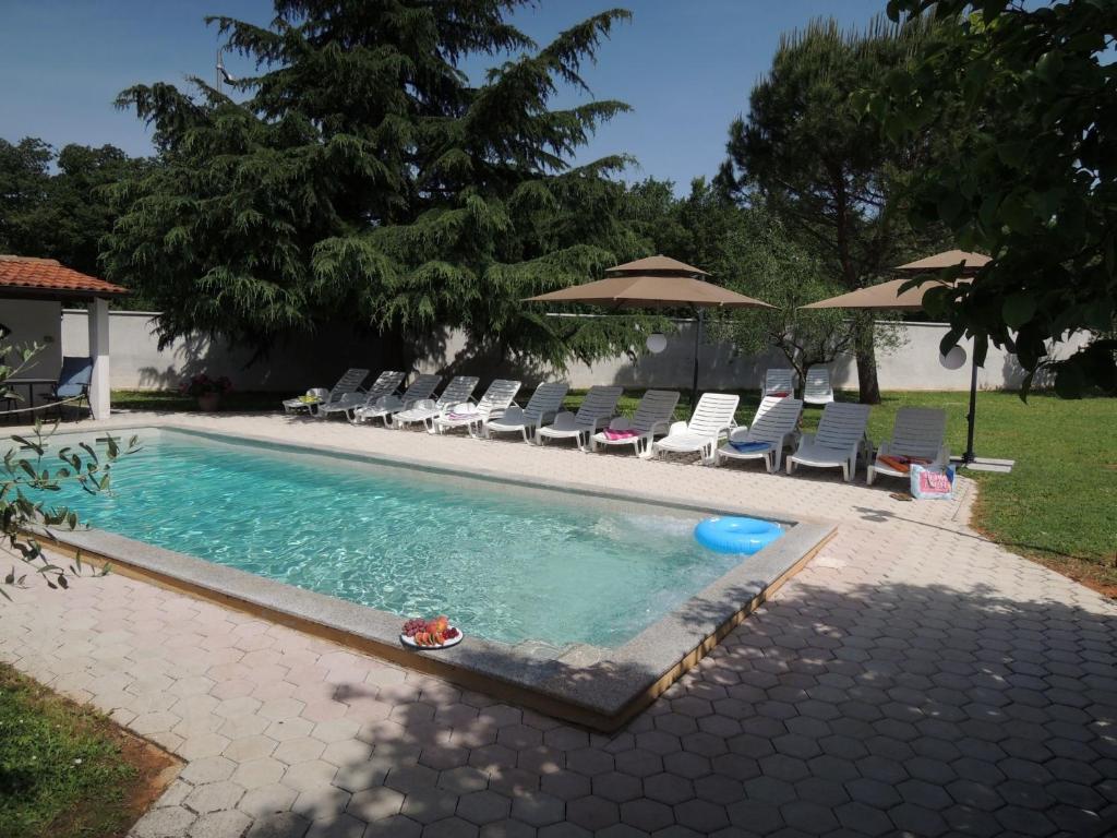 Basen w obiekcie Residence Lorena Bungalow Lavanda 1 lub w pobliżu
