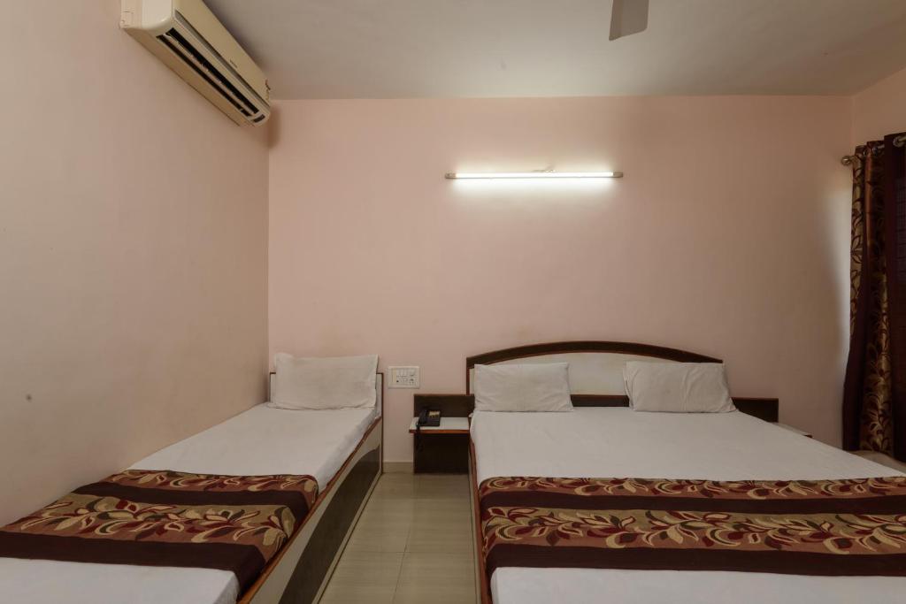 Postel nebo postele na pokoji v ubytování Hotel Sai Shraddha