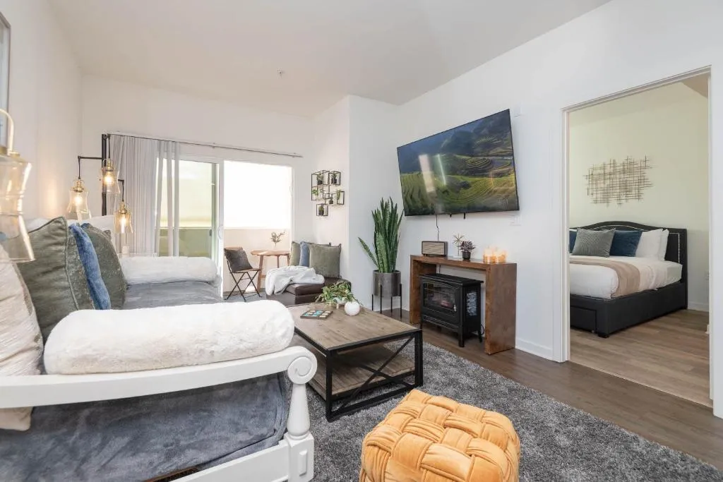 Hollywood Apartment Near Walk of Fame